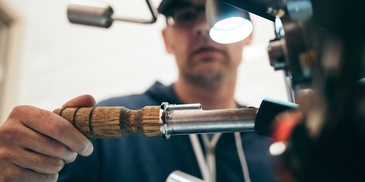 DB旗舰运动数据实验室内部场景，展示技术人员分析大屏幕上的运动数据