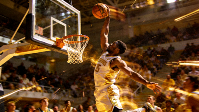 篮球运动员完成精彩扣篮的瞬间慢动作回放